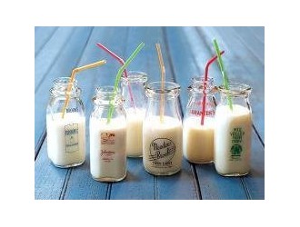玻璃杯盛牛奶 現代人最易踏進10大養生誤區