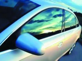 板硝子汽車玻璃能讓乘客避開紫外線