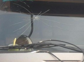 風擋玻璃出現裂痕但不影響視線 需要更換嗎