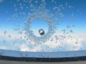 民航機窗玻璃竟然有個洞！