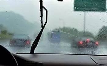 雨天開(kāi)車擋風(fēng)玻璃起霧，駕駛員該如何做.....