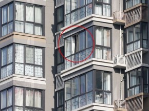 玻璃幕墻事故再現高層玻璃窗墜落砸倒路人