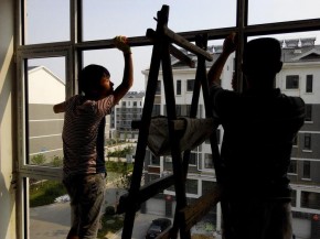 玻璃安裝時工作人員要注意什么？