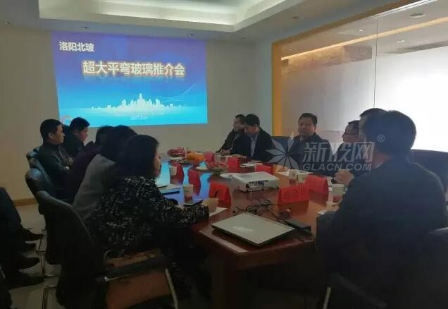 書法名家楊關橋為洛陽北玻企業年會激情潑墨