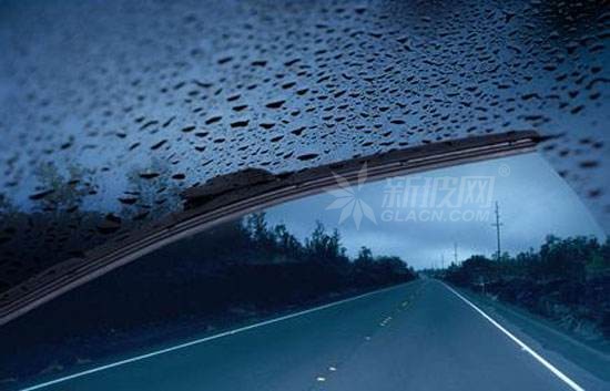 雨天保持擋風玻璃視線不受影響主要靠雨刮
