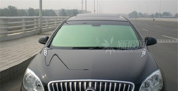 汽車玻璃貼膜應該貼在汽車里邊