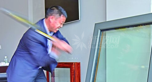 壯鼎門窗研發出“單向防暴”的門窗玻璃