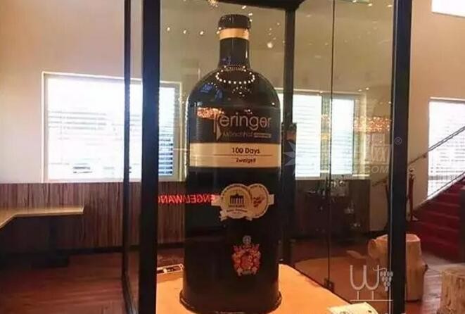 世界最大玻璃瓶裝葡萄酒中奧地利揭幕