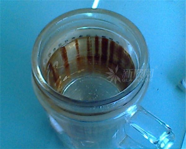 如何輕易洗掉玻璃瓶的茶垢？