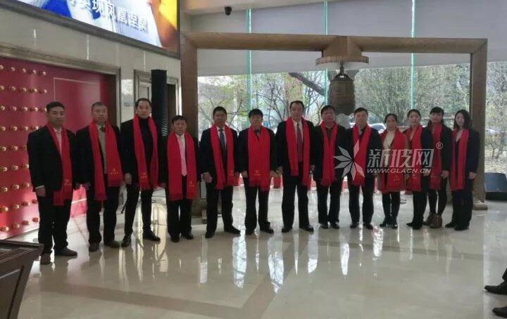 豫科玻璃新三板掛牌16名高管出席北京敲鐘儀式