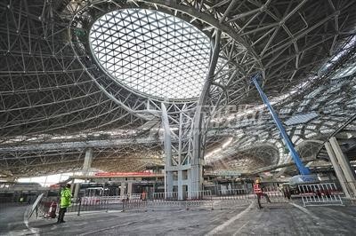 北京新機(jī)場航站樓上萬片玻璃“披戴整齊”