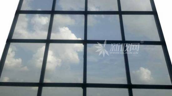 加拿大科學家開發(fā)出低成本通電變藍的可變色玻璃