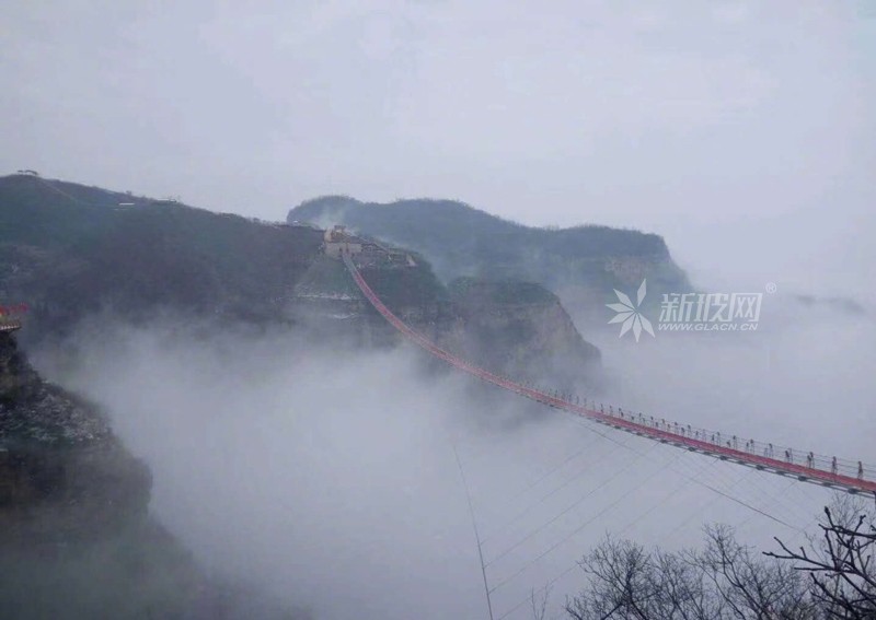 玻璃索橋加強版：世界最長并直通云海