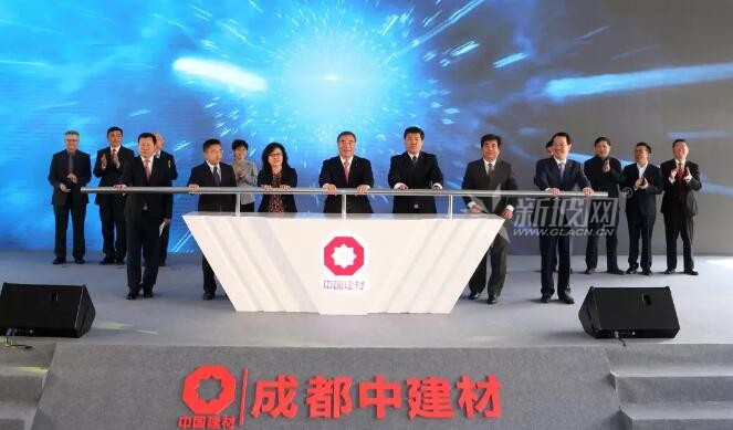 大面積發電玻璃生產線投產 4小時能產1度電