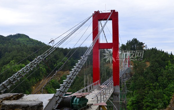 鳳岡景區玻璃懸索橋將建成投用