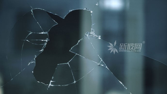 為什么玻璃堅硬卻給人易碎的感覺？