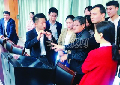 26歲年輕人領團隊研制出等效負折射率光學玻璃