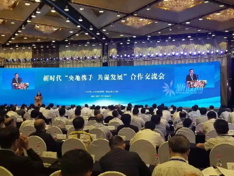 哈洽會開幕 中國建材集團(tuán)領(lǐng)導(dǎo)蒞臨佳星玻璃展廳參觀指導(dǎo)