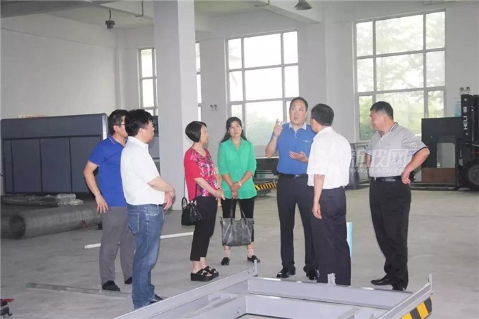 全國工業(yè)玻璃和特種玻璃國家標(biāo)準(zhǔn)化委員會(huì)委員張應(yīng)語教授一行蒞臨山東方鼎調(diào)研