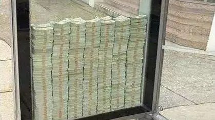 加拿大防彈玻璃內(nèi)放300萬(wàn)，拿走就是你的，網(wǎng)友：有種來(lái)中國(guó)