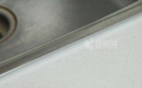 鋼化玻璃長霉怎么去掉？色玻與普通浮法玻璃在防霉措施上有什么不同？