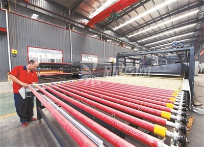 洛陽港信：玻璃深加工設備進軍國際市場