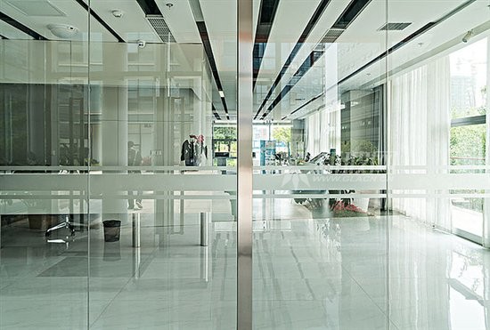 如何去除建筑玻璃膜內的氣泡？