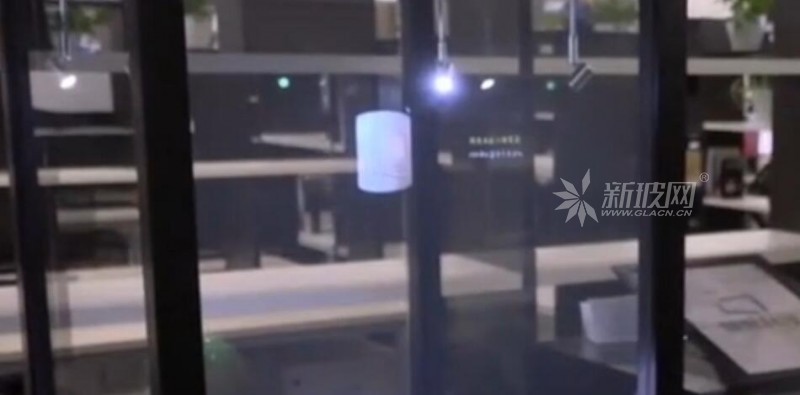 一張貼膜將普通玻璃變透明屏幕