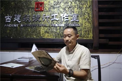 中國藝術(shù)玻璃高級(jí)工藝師屈國聰：用誠信鑄就行業(yè)品牌