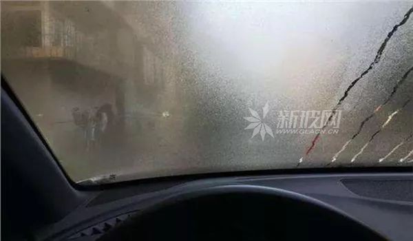 如何正確去除車窗薄霧？
