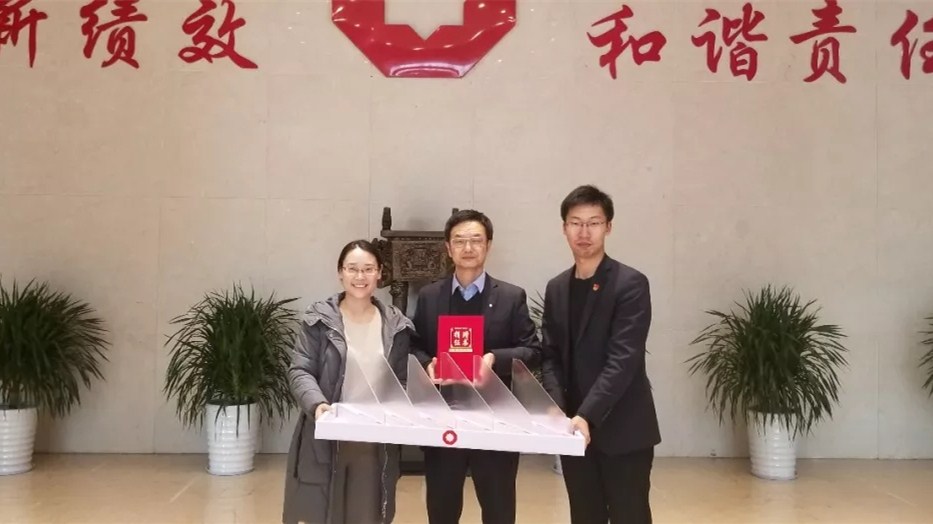 宜興新能源向宜興革命陳列館捐贈超薄光伏玻璃展品