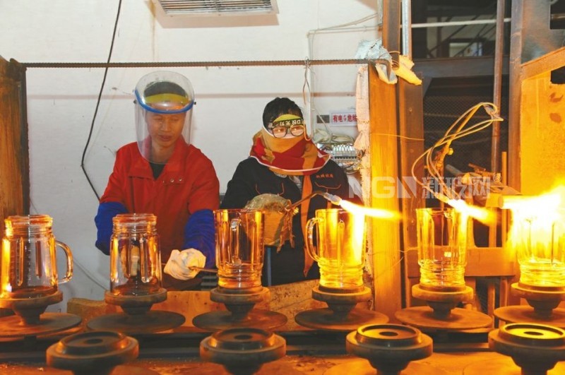 清平鎮(zhèn)玻璃企業(yè)與村互動(dòng)助力鄉(xiāng)村振興
