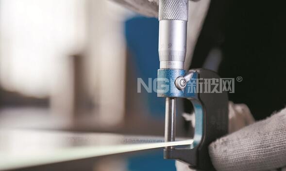 逾1公斤重鋼球從60厘米高落下 竟砸不碎2毫米厚的玻璃