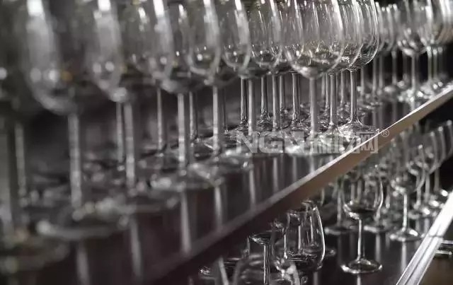 都是紅酒杯，水晶的和玻璃的有什么區別？