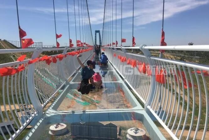 鄂爾多斯首座玻璃天橋?qū)ν忾_(kāi)放