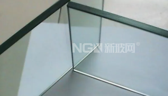鋼化玻璃出爐出現(xiàn)波浪形的原因及解決方法