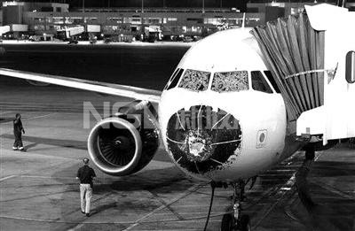 飛機擋風玻璃破損還能安全飛行嗎？資深機長釋疑