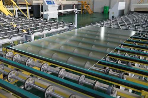 陜西渭南澄城縣2×300噸光伏玻璃生產線項目建成試產