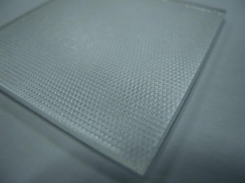 光伏壓延玻璃表面形態對其抗沖擊性能影響的研究