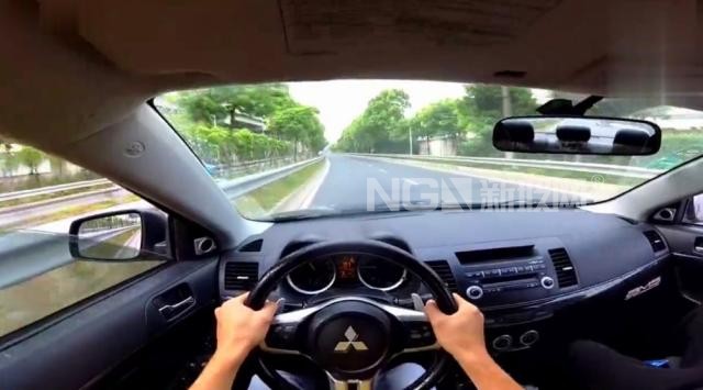 “減速玻璃”是什么梗？為何兩輛車速度一樣卻覺得慢？