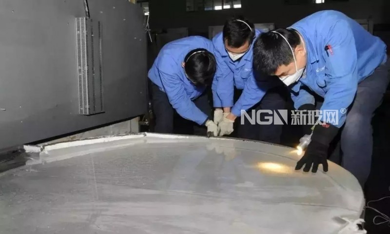 成都光明超大規(guī)格光學玻璃出爐
