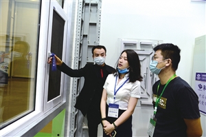 云南建博會開幕 1200余個品牌產品亮相：電鍍玻璃 一按隔光