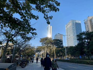 廣東一集團玻璃幕墻反光強烈 學生反映“飽受摧殘”