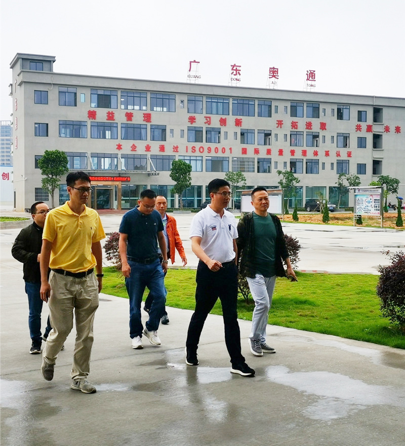 鶴山市委常委領(lǐng)導(dǎo)一行蒞臨奧通玻璃參觀考察