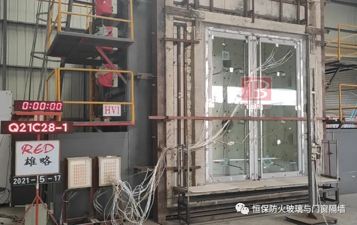 恒保26mm水晶硅防火玻璃門正式開始燒檢試驗