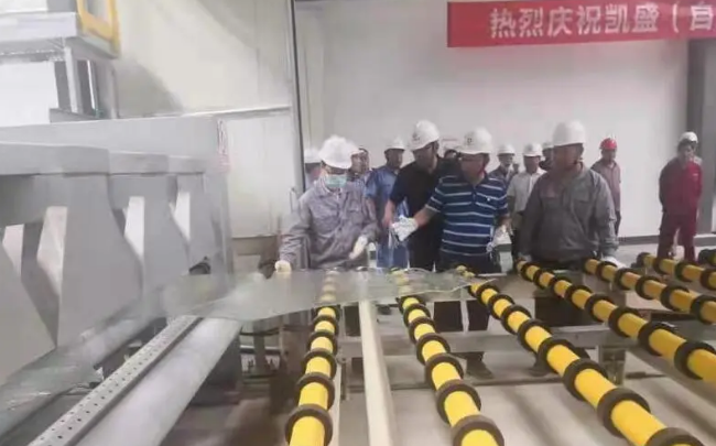 凱盛（自貢）新能源公司首塊玻璃原片成功下線