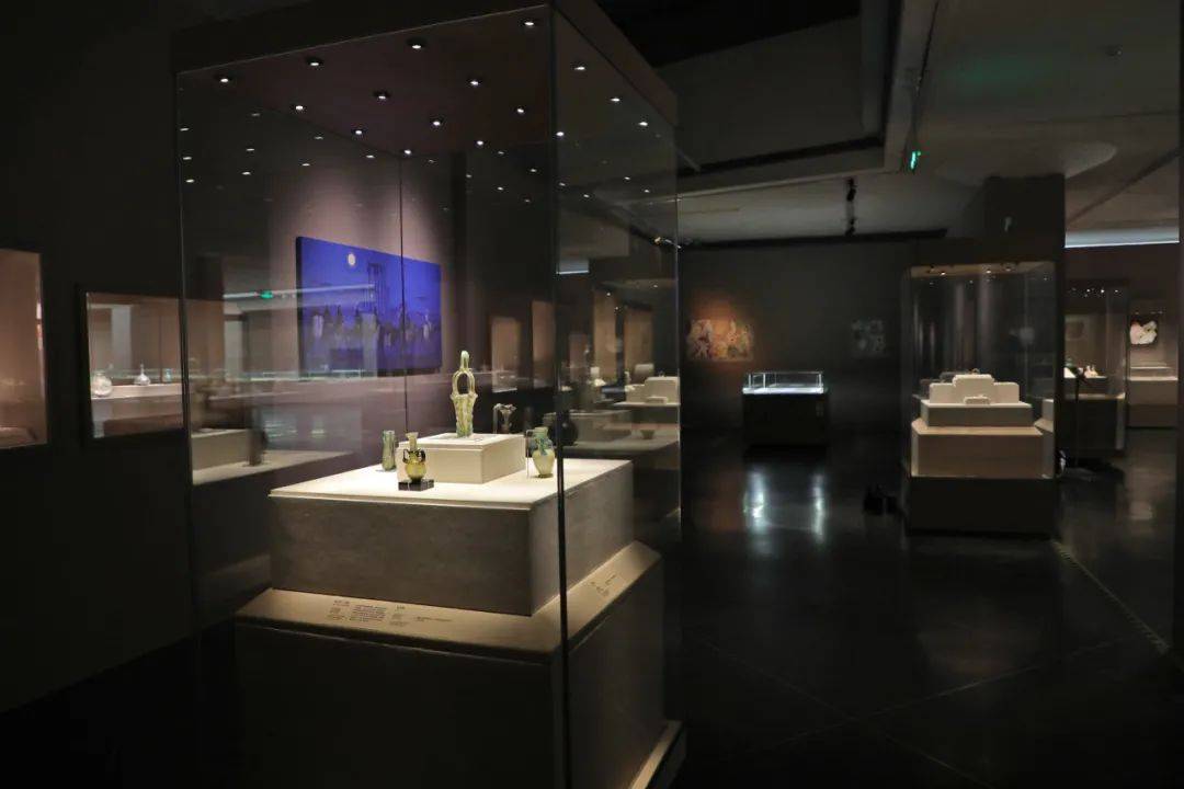 敦煌研究院展出古絲路玻璃珍品