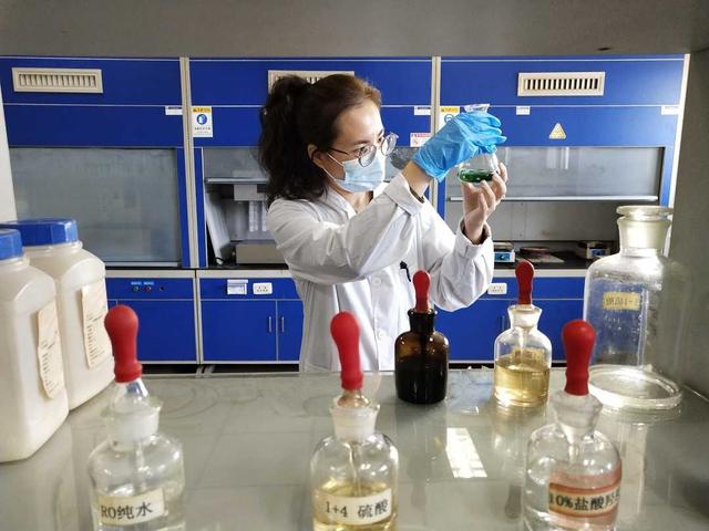 南玻玻璃公司實驗室里技術人員正在認真研發新產品