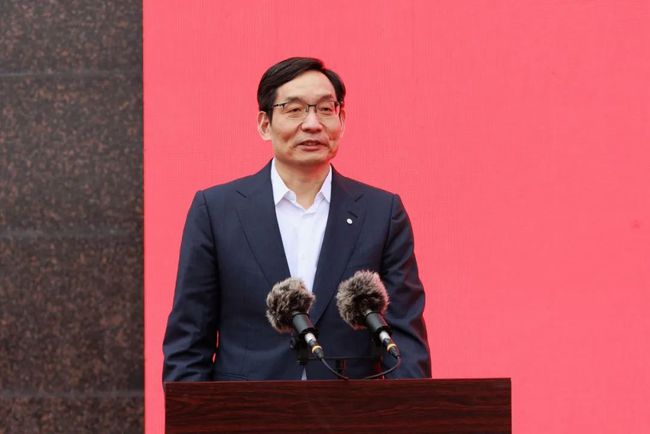周育先宣布中建材玻璃新材料研究總院成立