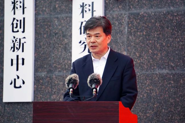 劉建華宣讀中國建筑材料聯合會賀信